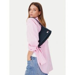 Torebka Tommy Jeans. Niebieskie torebki klasyczne Tommy Jeans, bez wzorów, z jeansu, klasyczne, bez dodatków. Za 236.99 zł.