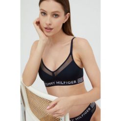 Tommy Hilfiger biustonosz kolor granatowy gładki. Niebieskie biustonosze Tommy Hilfiger, bez wzorów, z włókna. W wyprzedaży za 94.99 zł.