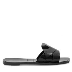 Klapki JENNY. Czarne klapki Jenny, bez wzorów, bez obcasa, bez zapięcia. Za 39.99 zł.