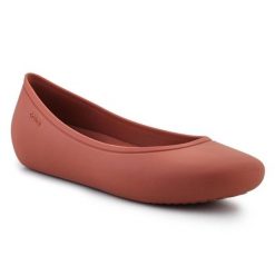 Buty Crocs Brooklyn Flat 209384-2DT czerwone. Czerwone baleriny bez wzorów, eleganckie, bez obcasa, bez zapięcia. Za 302.18 zł.