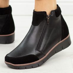 Czarne skórzane botki damskie na koturnie Filippo Dbt3950/26. Czarne botki Filippo, bez wzorów, z dzianiny, klasyczne, z okrągłym noskiem, bez obcasa, na koturnie, bez zapięcia. Za 319.00 zł.