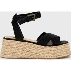 Answear Lab sandały kolor czarny na koturnie. Czarne sandały Answear Lab, bez wzorów, z gumy, bez obcasa, na koturnie, bez zapięcia. W wyprzedaży za 144.99 zł.
