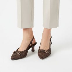 Czółenka damskie Tamaris, szpiczasty nosek odkryta pięta regulowany pasek stabilny obcas pleciona faktura ozdobny detal elegancki charakter, brązowe,. Brązowe czółenka Tamaris, bez wzorów, eleganckie, ze szpiczastym noskiem, bez obcasa, na obcasie, bez zapięcia. Za 319.00 zł.