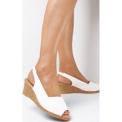Białe Sandały Nilpy. Białe sandały Born2be, z aplikacjami, ze skóry, boho, bez obcasa, na koturnie, bez zapięcia. W wyprzedaży za 69.99 zł.