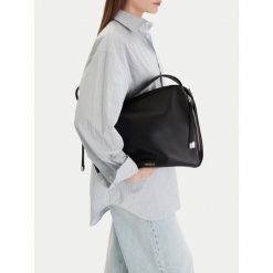 Torebka MEXX. Czarne torebki klasyczne Mexx, bez wzorów, klasyczne, bez dodatków. Za 199.99 zł.