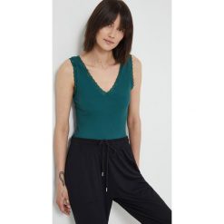 Medicine top damski kolor zielony. Zielone topy MEDICINE, l, bez wzorów, z dzianiny, bez kołnierzyka, bez ramiączek. Za 59.90 zł.