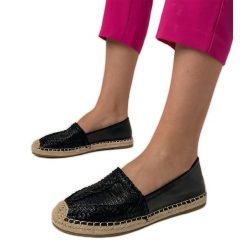Czarne espadryle ażurowe na platformie. Czarne espadryle w ażurowe wzory, z syntetyku, eleganckie, z okrągłym noskiem, bez obcasa, na platformie. W wyprzedaży za 81.09 zł.