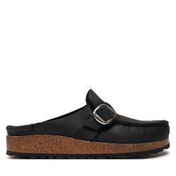 Klapki Birkenstock. Czarne klapki Birkenstock, bez wzorów, bez obcasa, bez zapięcia. Za 679.99 zł.