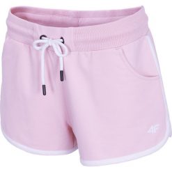 Spodenki dresowe damskie SKDD410 - jasny róż. Szorty sportowe marki 4f. Za 69.99 zł.