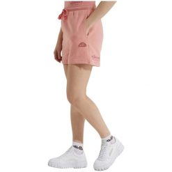 Spodenki turystyczne damskie Ellesse Nanoarrow. Czerwone szorty sportowe Ellesse, z aplikacjami, z bawełny, trekkingowe. Za 126.94 zł.