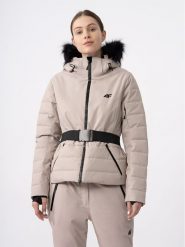 4F Kurtka narciarska 4FAW23TTJAF337 Beżowy Slim Fit. Brązowe kurtki narciarskie 4f, na zimę, xl, bez wzorów, z syntetyku, bez kaptura, narciarskie. Za 1,799.00 zł.