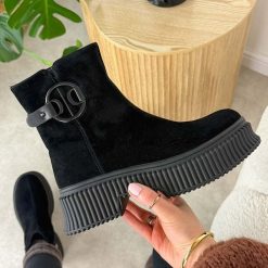 Czarne skórzane botki damskie T.Sokolski 519. Czarne botki Sokolski, z aplikacjami, z polaru, biznesowe, z okrągłym noskiem, bez obcasa, na płaskiej podeszwie, bez zapięcia. W wyprzedaży za 259.35 zł.