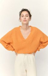 POMARAŃCZOWY SWETER Z WEŁNĄ AMERICAN VITAGE. Brązowe swetry American Vintage, bez wzorów, z elastanu, vintage, bez ramiączek. W wyprzedaży za 710.00 zł.