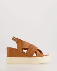 BRĄZOWE SANDAŁY NA KOTURNIE 427028 COCONUT. Brązowe sandały Venezia, bez wzorów, ze skóry, bez obcasa, na koturnie, bez zapięcia. Za 289.00 zł.