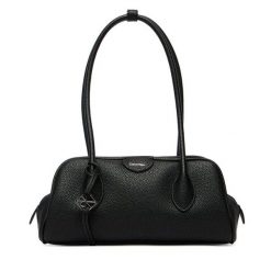 Torebka Calvin Klein. Czarne torebki klasyczne Calvin Klein, bez wzorów, z nylonu, klasyczne, bez dodatków. Za 649.99 zł.
