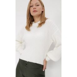 Biały Sweter Sofatea. Białe swetry Born2be, s, bez wzorów, z dzianiny, bez ramiączek. W wyprzedaży za 111.99 zł.