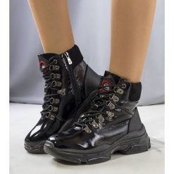 PA1 Czarne lakierowane botki Celmir. Czarne botki PA1, bez wzorów, z lakierowanej skóry, klasyczne, bez obcasa, bez zapięcia. Za 139.00 zł.