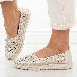 Beżowe ażurowe skórzane półbuty damskie Vinceza 95390. Brązowe półbuty wsuwane VINCEZA, na lato, w ażurowe wzory, z jeansu, eleganckie, z okrągłym noskiem, bez obcasa, na płaskiej podeszwie. Za 199.00 zł.