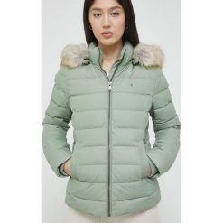 Tommy Jeans kurtka puchowa damska kolor zielony zimowa. Zielone kurtki Tommy Jeans, na zimę, l, bez wzorów, z jeansu, bez kaptura. Za 899.99 zł.