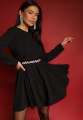 Czarna Rozkloszowana Sukienka o Klasycznym Kroju Temiriela. Czarne sukienki Renee, na co dzień, m, bez wzorów, eleganckie, bez kołnierzyka, bez ramiączek, mini, proste. W wyprzedaży za 99.99 zł.