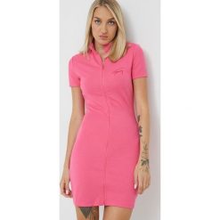 Tommy Jeans sukienka kolor różowy mini dopasowana. Czerwone sukienki Tommy Jeans, l, z aplikacjami, z jeansu, bez kołnierzyka, bez ramiączek, mini, dopasowane. Za 399.99 zł.