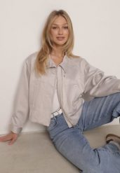 Beżowa Kurtka Typu Bomberka Ozdobiona Kołnierzykiem Tellavan. Brązowe kurtki Born2be, l, bez wzorów, z jeansu, bez kaptura. Za 189.99 zł.