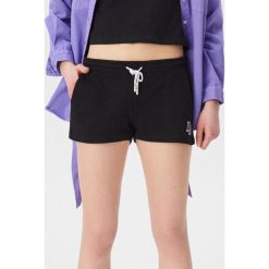 Dresowe szorty z napisem - Czarny. Szorty sportowe marki Sinsay. Za 29.99 zł.