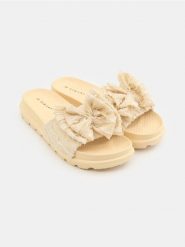 Klapki z kokardą - kremowy. Białe klapki Sinsay, bez wzorów, bez obcasa, bez zapięcia. Za 39.99 zł.