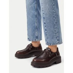 Półbuty Guess Jeans. Brązowe półbuty wsuwane Guess Jeans, z aplikacjami, z jeansu, bez obcasa, na płaskiej podeszwie. Za 249.99 zł.