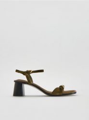 Zamszowe sandały na obcasie - ciemnozielony. Zielone sandały Reserved, bez wzorów, z zamszu, bez obcasa, na obcasie, bez zapięcia. Za 169.99 zł.