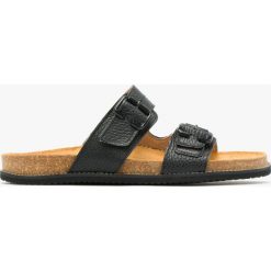 Czarne klapki z ozdobnymi klamrami GRACE. Czarne klapki Ryłko, bez wzorów, ze skóry, bez obcasa, na płaskiej podeszwie, bez zapięcia. Za 249.99 zł.