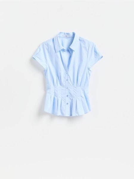 Taliowana koszula - jasnoniebieski. Niebieskie koszule Reserved, l, bez wzorów, z bawełny, bez kołnierzyka, bez ramiączek. Za 89.99 zł.