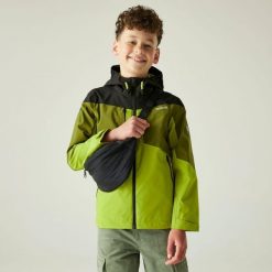 Kurtka turystyczna przeciwdeszczowa Highton. Zielone kurtki przeciwdeszczowe Regatta, bez wzorów, z tkaniny, bez kaptura, trekkingowe. W wyprzedaży za 230.35 zł.