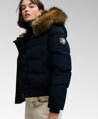 Superdry Kurtka Bomber Everest z Kapturem Slim z Sztucznym Futrem – ECLIPSE NAVY. Niebieskie kurtki Superdry, bez wzorów, z nylonu, z kapturem. Za 664.25 zł.
