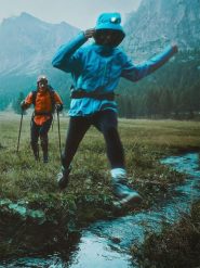4F Kurtka trekkingowa przeciwdeszczowa membrana 20000+ damska - niebieska M. Niebieskie kurtki 4f, m, bez wzorów, z materiału, bez kaptura, trekkingowe, primaloft. Za 799.99 zł.