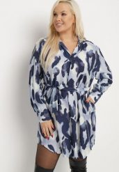 Granatowo-NIebieska Pudełkowa Sukienka Koszulowa z Wiskozą Ozdobiona Paskiem Noravell. Niebieskie sukienki Born2be, na co dzień, xl, bez wzorów, z wiskozy, eleganckie, bez kołnierzyka, bez ramiączek, midi, koszulowe. W wyprzedaży za 89.99 zł.