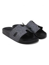 Calceo Klapki w kolorze srebrno-czarnym rozmiar: 38. Czarne klapki Calceo, bez wzorów, klasyczne, z otwartym noskiem, bez obcasa, bez zapięcia. Za 52.79 zł.