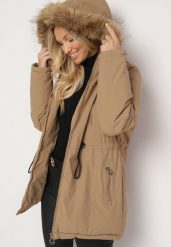 Ciemnobeżowa Kurtka Parka z Zasuwanymi Kieszeniami i Futerkiem Przy Kapturze Siarietia. Brązowe kurtki Born2be, na zimę, l, bez wzorów, z futra, eleganckie, bez kaptura. W wyprzedaży za 280.49 zł.
