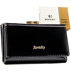 Czarny portfel damski z lakierowanej skóry naturalnej zamykany na zatrzask i bigiel - Rovicky. Czarne portfele ROVICKY, bez wzorów, ze skóry. Za 99.99 zł.