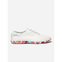 Buty sportowe damskie TBS Confort. Białe buty treningowe TBS, bez wzorów, bez zapięcia, tenisowe. Za 437.00 zł.