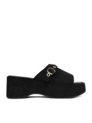 Guess Jeans Klapki CEO-HY20091-1 Czarny. Czarne klapki Guess Jeans, z aplikacjami, z jeansu, bez obcasa, bez zapięcia. Za 249.99 zł.