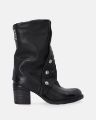 SKÓRZANE BOTKI DAMSKIE W KOLORZE CZARNYM O018LEBLOBB017. Czarne botki Venezia, bez wzorów, ze skóry, bez obcasa, bez zapięcia. Za 1,259.00 zł.