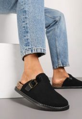 Czarne Klapki Typu Chodaki z Paskiem ze Sprzączką Aleritea. Czarne klapki Renee, bez wzorów, eleganckie, bez obcasa, na płaskiej podeszwie, bez zapięcia. Za 79.99 zł.