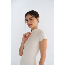 Kombinezon do jogi Moonholi Wave z zamkiem. Białe kombinezony MOONHOLI, bez wzorów, sportowe, bez kołnierzyka, bez ramiączek. Za 299.00 zł.