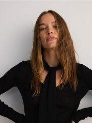 Sweter z wiskozą - czarny. Czarne swetry Reserved, l, bez wzorów, z dzianiny, bez ramiączek. W wyprzedaży za 49.99 zł.