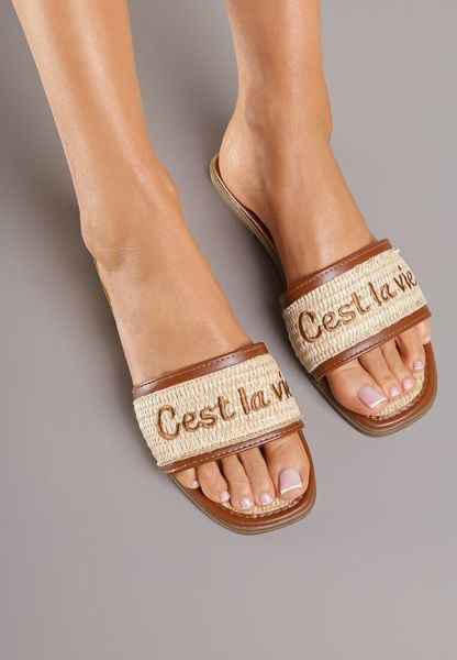 Brązowe Plecione Klapki z Napisami Melasesa. Brązowe klapki Born2be, bez wzorów, z jeansu, bez obcasa, na płaskiej podeszwie, bez zapięcia. Za 49.99 zł.