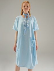 Lniana sukienka z szalem. Sukienki Unisono, uniwersalny, bez wzorów, z bawełny, bez kołnierzyka, bez ramiączek, mini, rozkloszowane. Za 199.00 zł.