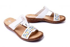 RIEKER 62862-80 white, klapki damskie. Białe klapki Rieker, bez wzorów, bez obcasa, na koturnie, bez zapięcia. Za 289.90 zł.