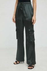 Guess spodnie damskie kolor zielony proste high waist. Zielone spodnie materiałowe Guess, z aplikacjami, z materiału, z podwyższonym stanem. W wyprzedaży za 379.99 zł.