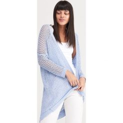 Ażurowy kardigan - Niebieski. Niebieskie swetry Reserved, m, w ażurowe wzory, bez ramiączek. Za 79.99 zł.